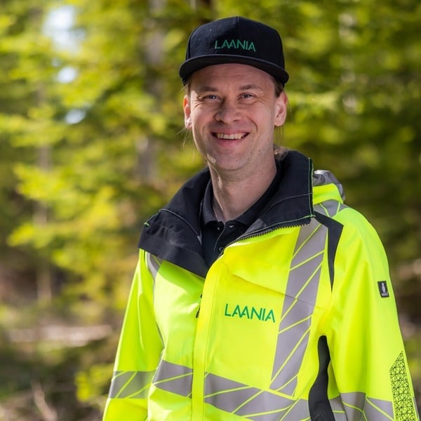Laania töötaja naeratab rõõmsalt